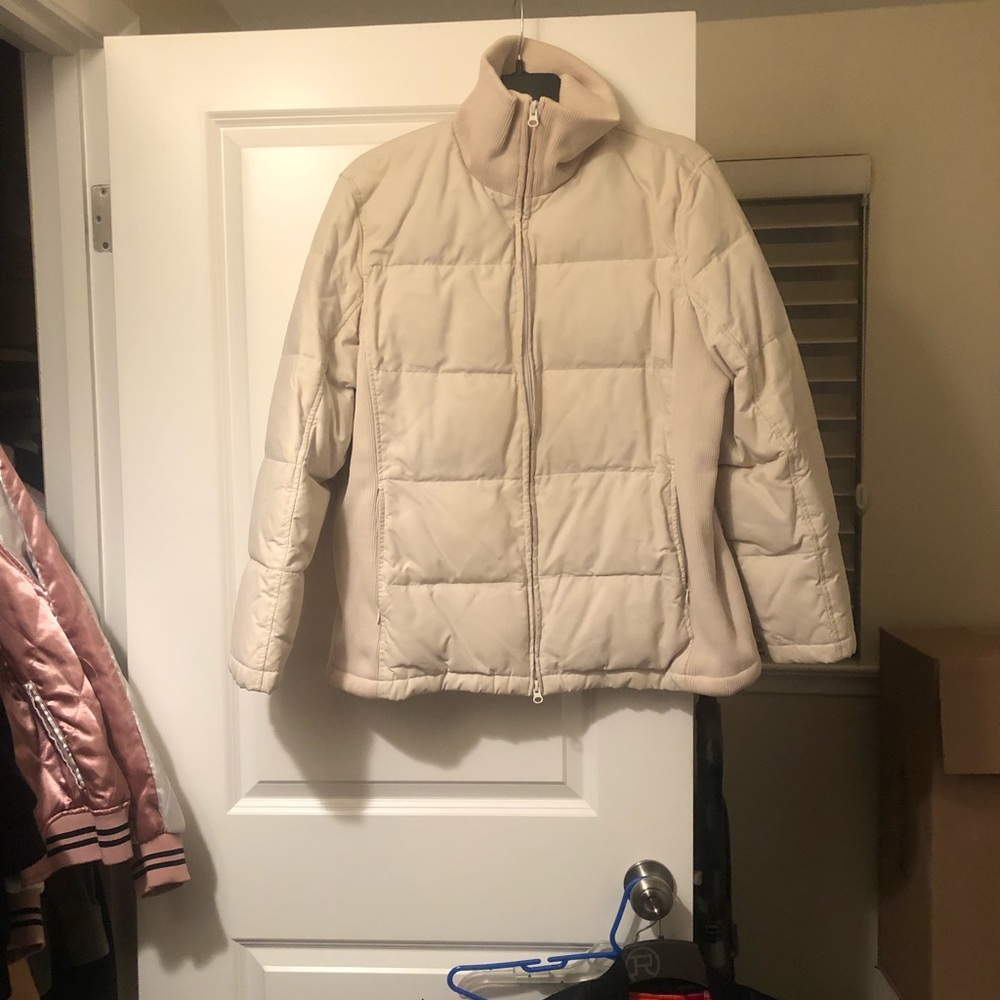Women’s quilted puffer jacket.